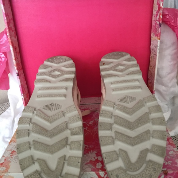 Booties in peach. - Picture 5 of 5